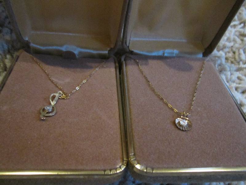 Lot of 2 genuine diamond 14 kt gold...