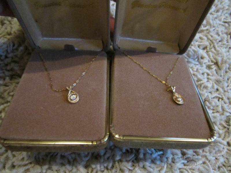 Lot of 2 genuine diamond 14 kt gold...
