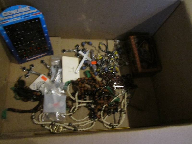 Large lot of jewlry, crosses, jewlr...