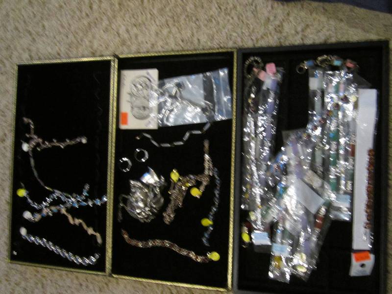 Wholesale lot of bracelts in displa...