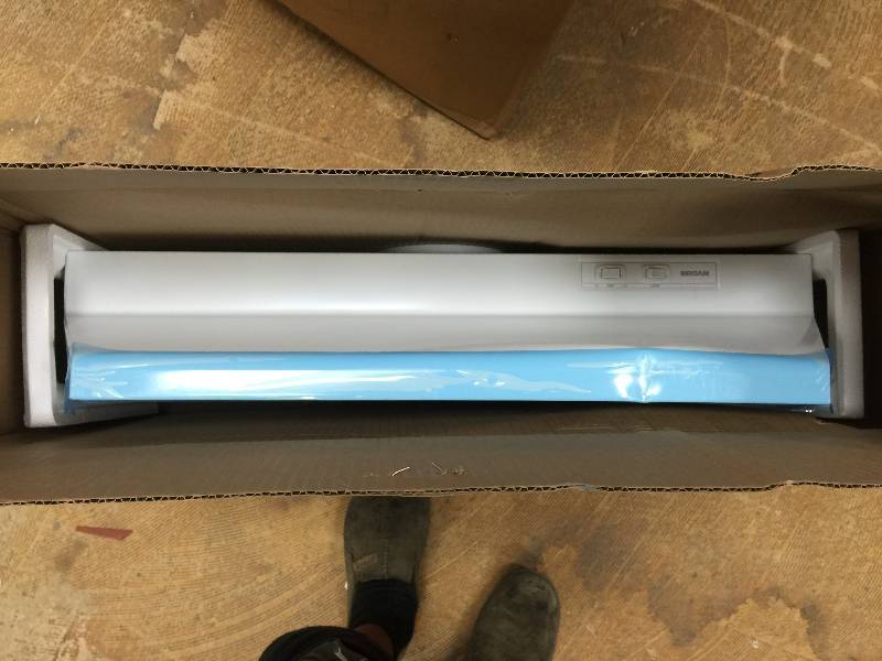 lot 39 image: Broan 42000 Series 30 in. Range Hood in White New