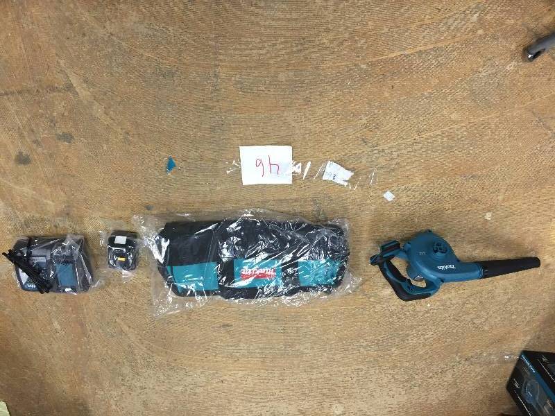 lot 46 image: MAKITA CORDLESS 18 VOLT COMPACT VACUUM KIT With  Bag New
