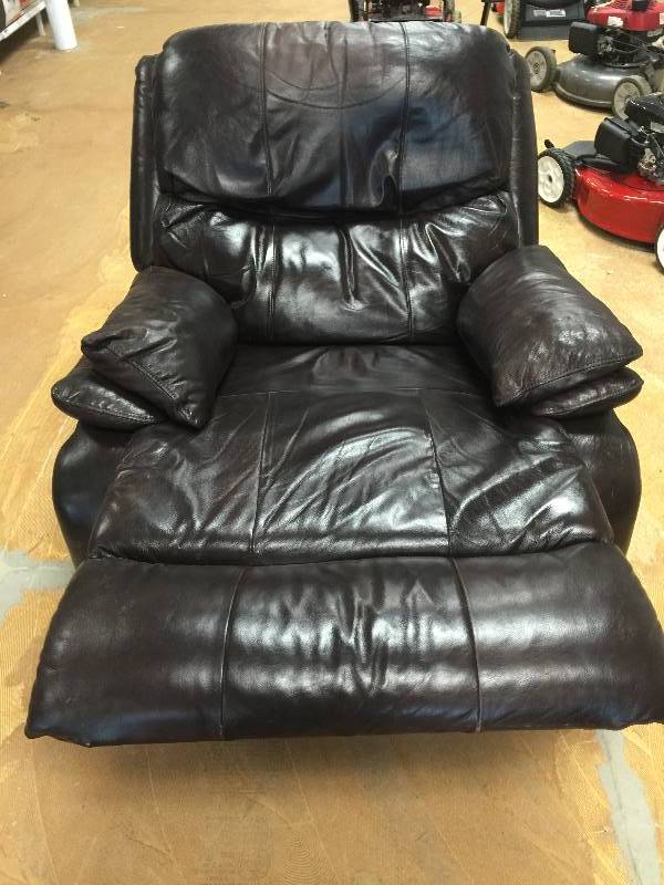 lot 102 image: Woodworth Easton Leather Recliner
