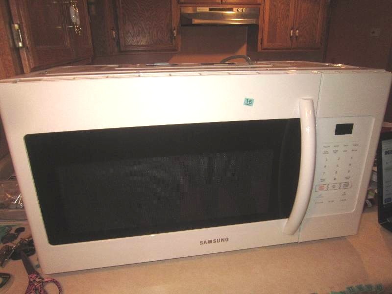 lot 16 image: Microwave -Over the Stove- looks brand NEW - Samsung