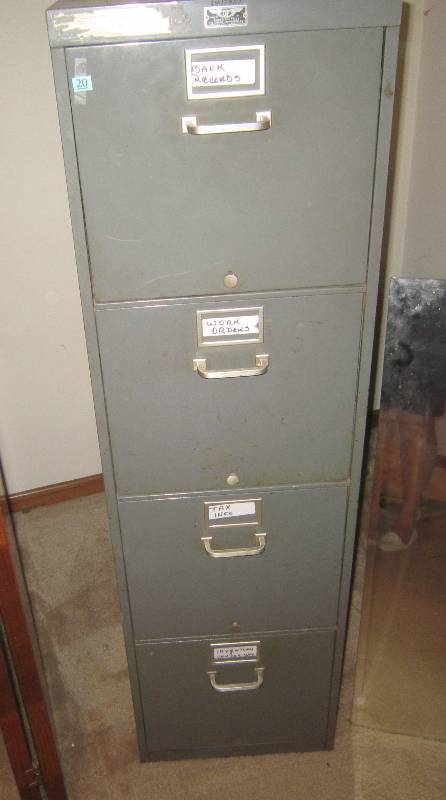 lot 20 image: 4 Drawer Metal File Cabinet