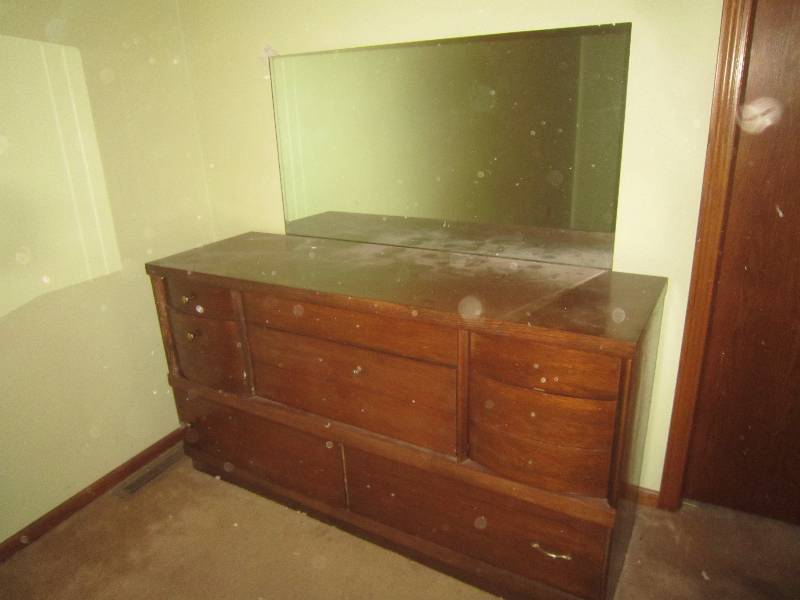 lot 23 image: Vintage Dresser with Rectangle Mirror