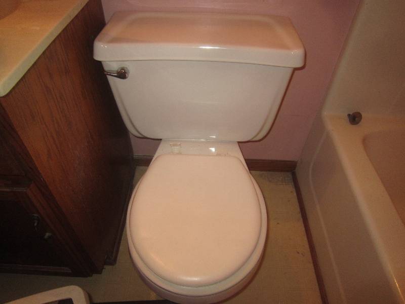 lot 24 image: Toilet