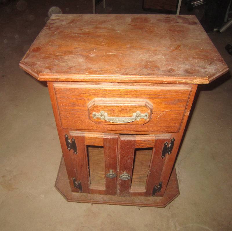 lot 29 image: Oak Night Stand