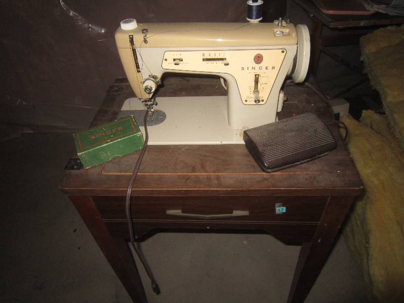 lot 47 image: Vintage Singer Sewing Machine Fashion Mate Model Number 237