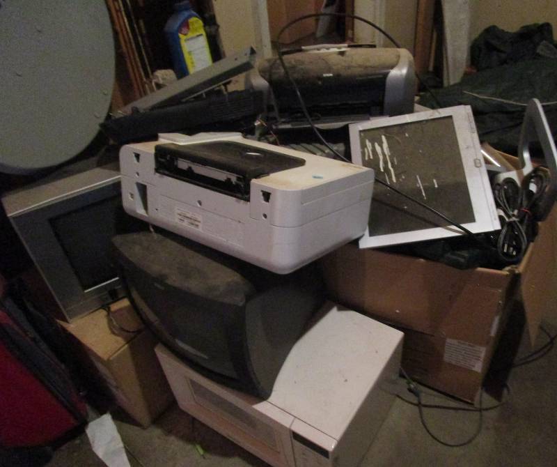 lot 65 image: Very Large Lot of Misc Electronic