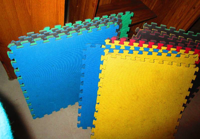 lot 84 image: Lot of 15 Cushioned Floor Mats