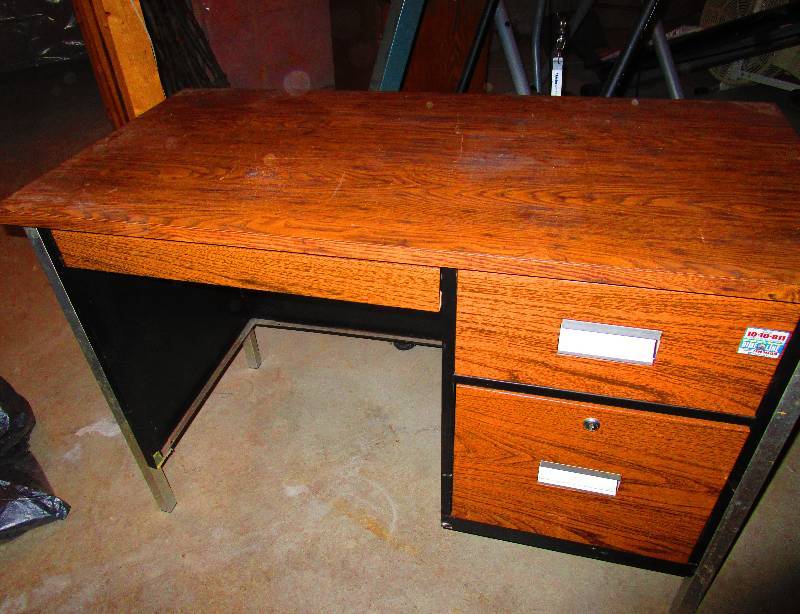 lot 89 image: Desk with 3 Drawers