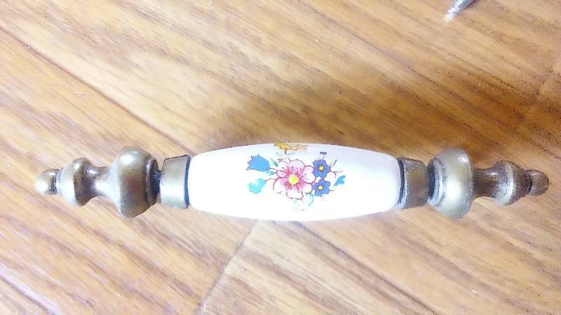 lot 98 image: Lot of 24 Floral Handles