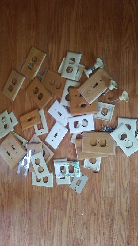 lot 99 image: Lot of Light Switch Plate Covers & 4 Door Knobs