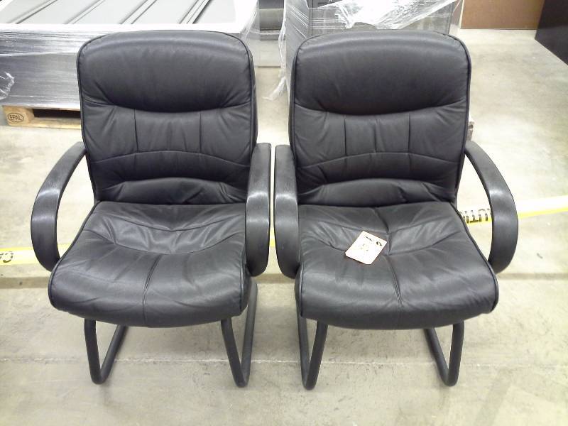 lot 17 image: Pair of Black Office Chairs