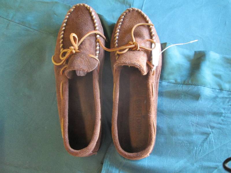 Mens size 10 Minnetonka Moccasin...