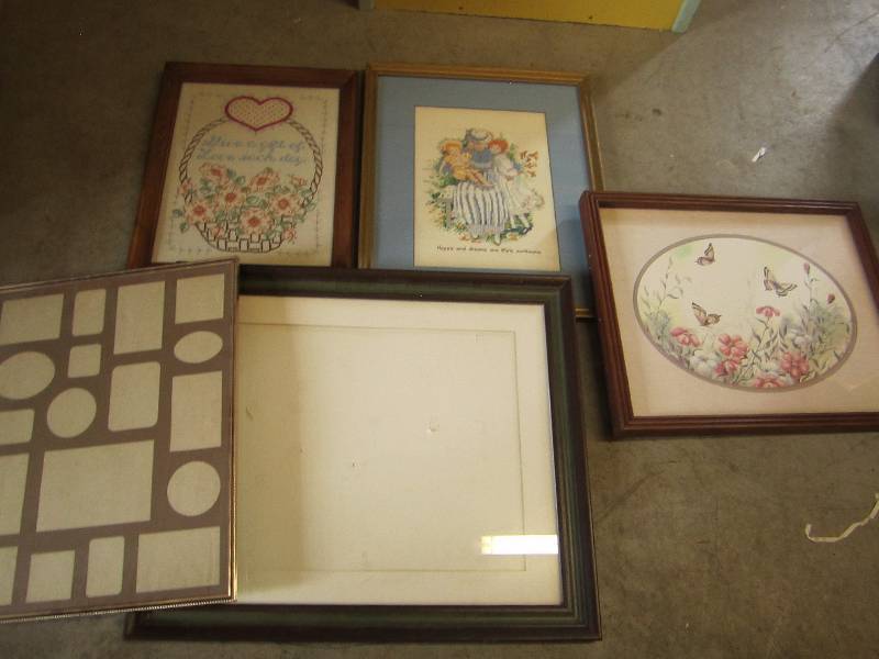 Lot of 5 pictures and frames...