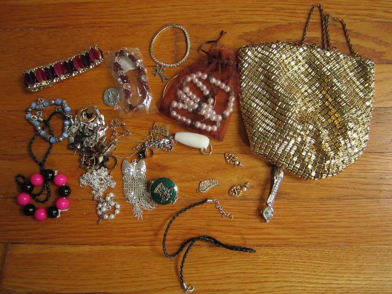 Bag of assorted jewlery...