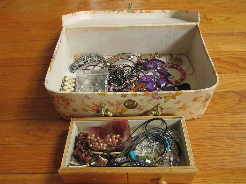 Vintage box of assorted jewlery...