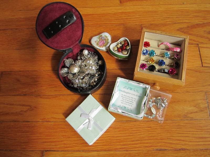 Lot of assorted jewlery...