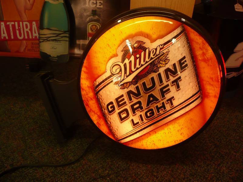 MILLER GENUINE DRAFT LIGHTED PUB SIGN - EXCELLENT CONDITION