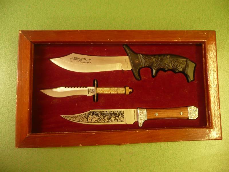 COLLECTIBLE KNIFE SET