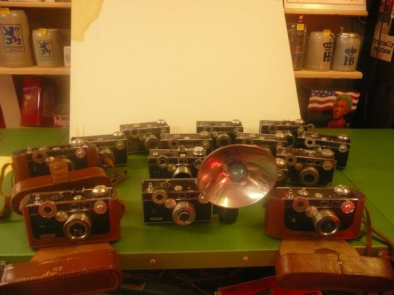 VERY LARGE VINTAGE ARGUS CAMERA GROUP - SEE PICTURES