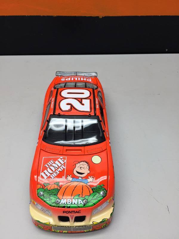 lot 7 image: TONY STEWART #20 PEANUTS CAR 2002 124 SCALE CAR COLLECTIBLE CAR