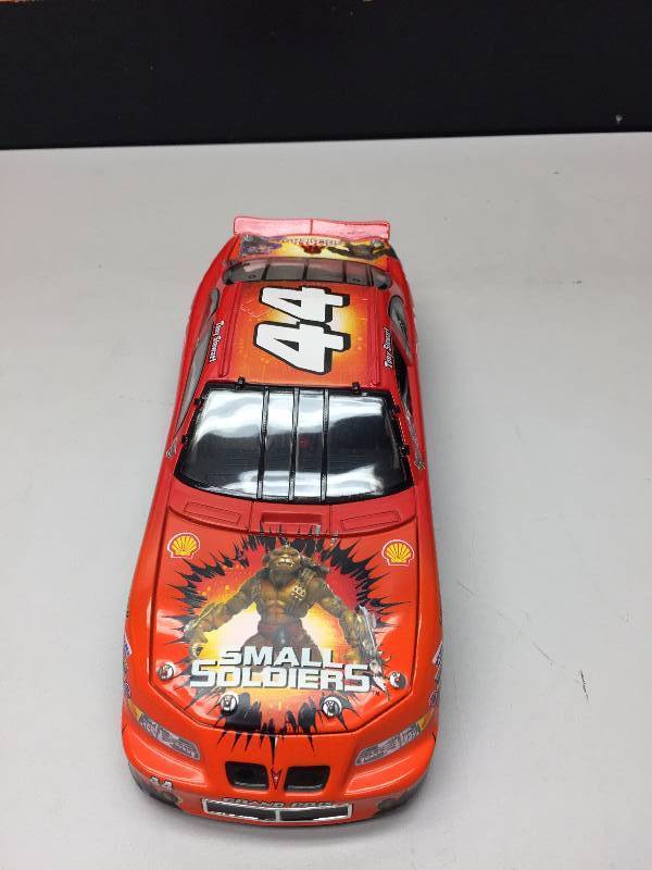 lot 8 image: TONY STEWART #20 SMALL SOLDIERS 1998 124 SCALE CAR COLLECTIBLE CAR