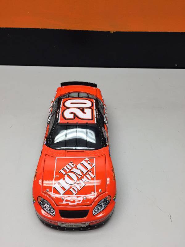 lot 10 image: TONY STEWART #20 THE HOME DEPOT 2004 CAR 124 SCALE CAR COLLECTIBLE CAR