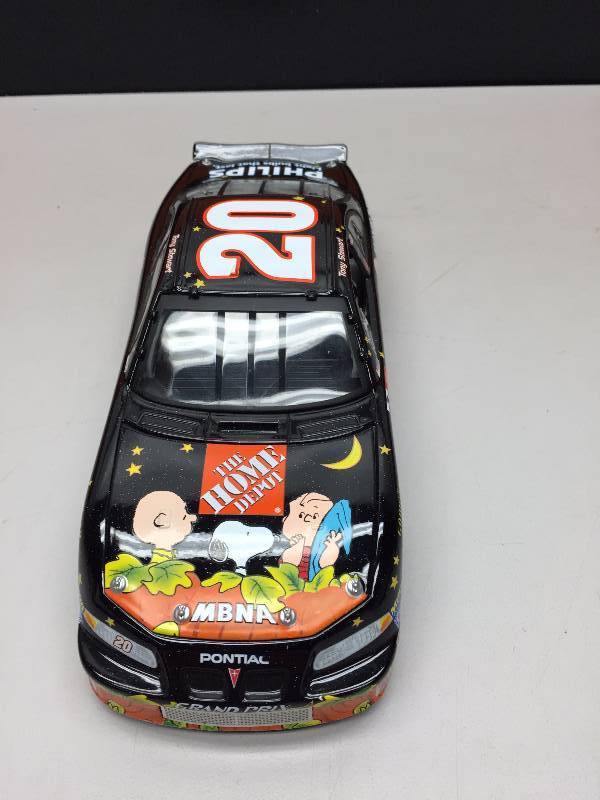 lot 14 image: TONY STEWART #20 PEANUTS IN SEARCH OF THE GREAT PUMPKIN 2002 124 SCALE CAR COLLECTIBLE CAR