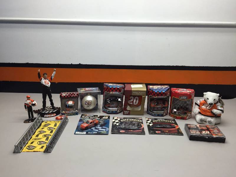 lot 27 image: TONY STEWART HOLIDAY ORNAMENTS, TALKING KEY CHAIN AUTO EMBLEMS, 2002 WINSTON CUP PINS
