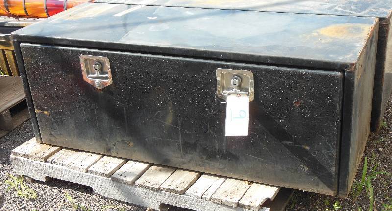 lot 9 image: Heavy Duty Steel Truck Mount Tool Box
