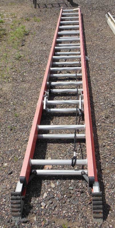 lot 15 image: 28 ft Werner Extension Ladder