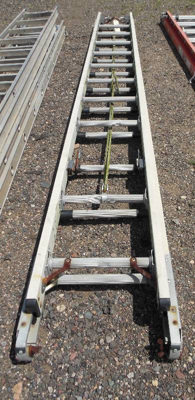 lot 56 image: 28 ft Extension Ladder