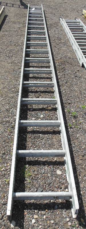 lot 76 image: Extension Ladder approximately 35 Total Length
