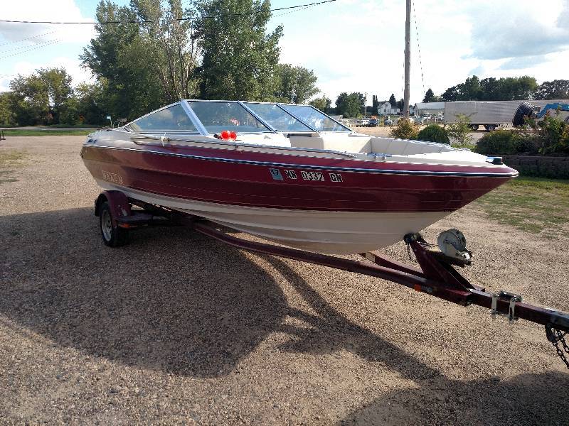 lot 1 image: 1990 Maxum 21 Boat