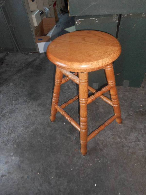SOLID OAK END TABLE WITH MAGAZINE RACK ON BOTTOM