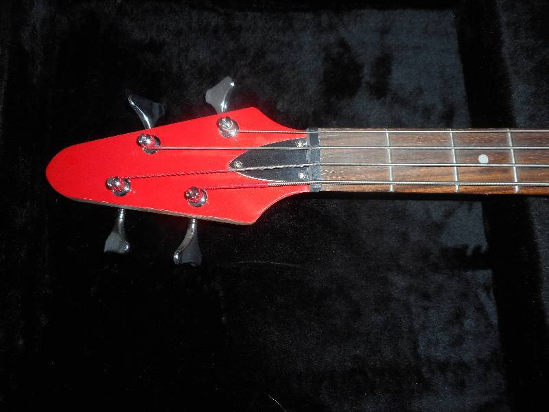 BEAUTIFUL ACUSTIC GUITAR AND CASE