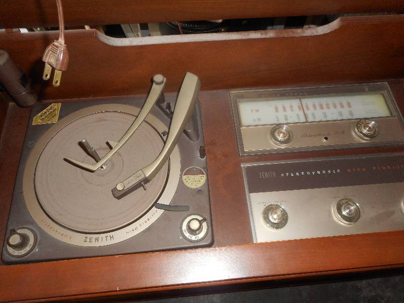 VINTAGE ZENITH RECORD PLAYER