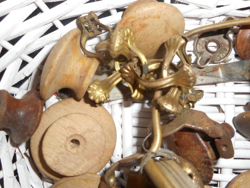 VINTAGE WOODEN KNOBS AND BRASS PIECES