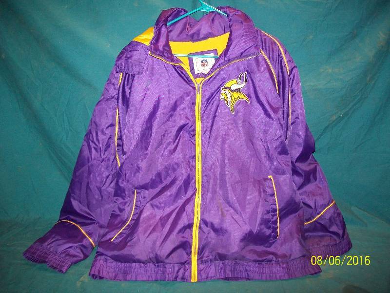 lot 15 image: Vintage Viking Fall Lined Large Sports Jacket with draw string hood.