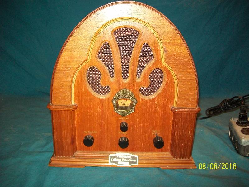 lot 19 image: Vintage Thomas Collectors Edition Reproduction of a 1934 Radio