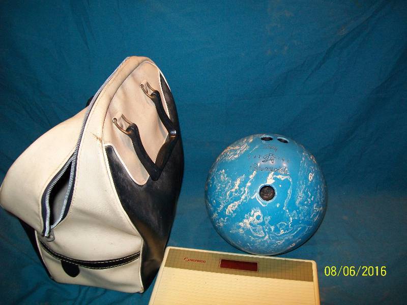lot 25 image: Ladys Brunswick Light Blue Marbled Ball. 11.5 pound Bowling Ball.