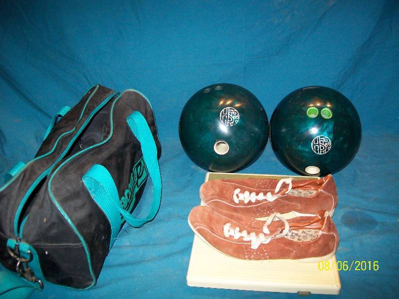 lot 26 image: 2 Storm HSB Bowling Balls & Ebonite Double Bowling Ball Bag. Balls 14 & 14.5#s. Hyde 8 Bowling Shoe