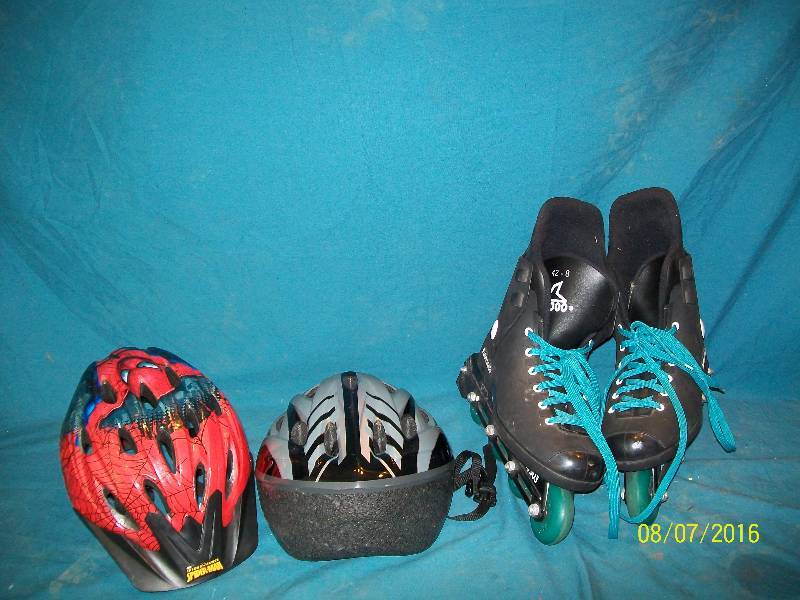 lot 47 image: Mens Zetra 303 RollerBlade 42-8 on tongue (Web  USA 9 size men) & Bell Adult ML helmet