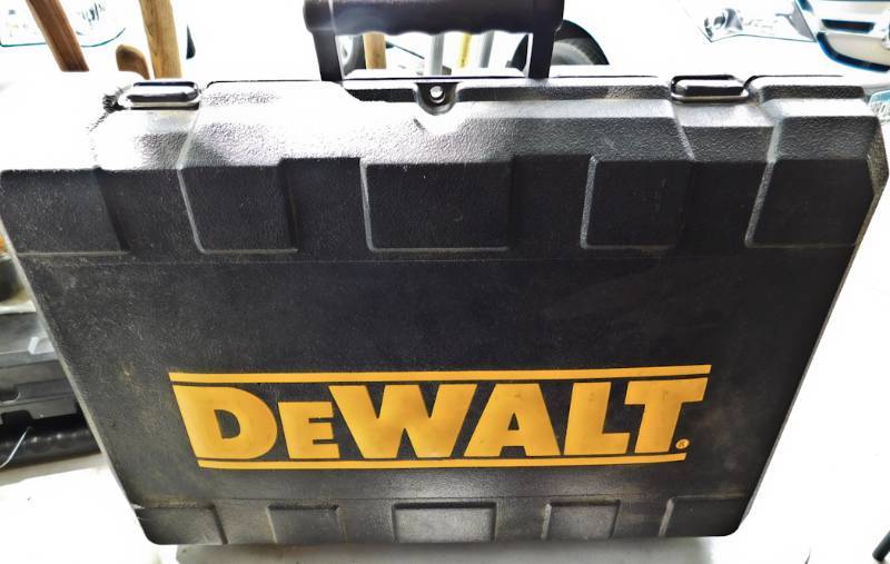 lot 41 image: DeWalt 24 V drill with 2 batteries and charger