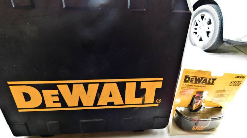lot 42 image: DeWalt 18 V drill with 2 batteries and charger