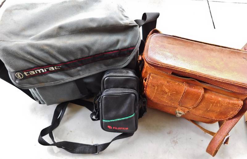 lot 58 image: camera lot Minolta, Polaroid one step, with camera bags
