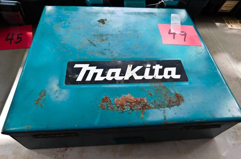 lot 49 image: Makita 9.6V drill driver, battery, charger and case